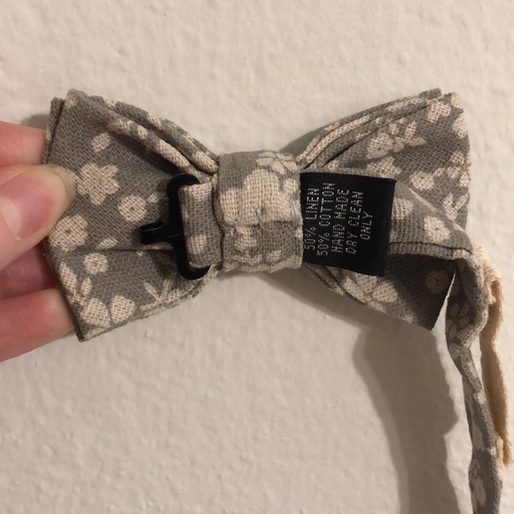 Frank & Buck Bow tie, Grey & Cream Floral Pattern - Picture 4 of 4